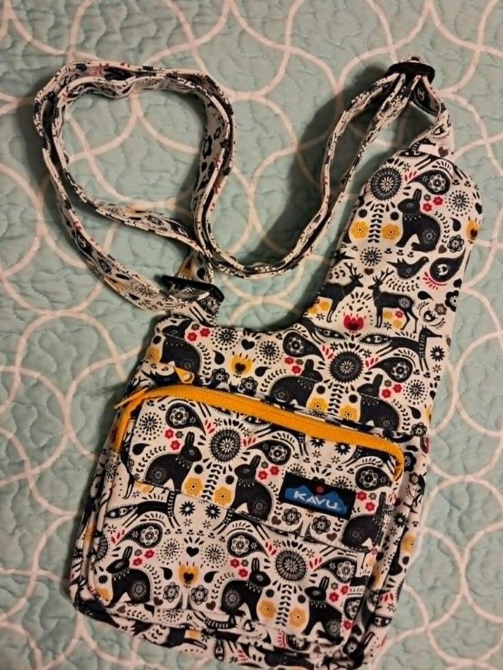 RARE KAVU BLACK WHITE FOLKLORE CROSSBODY SLING BAG EXCELLENT